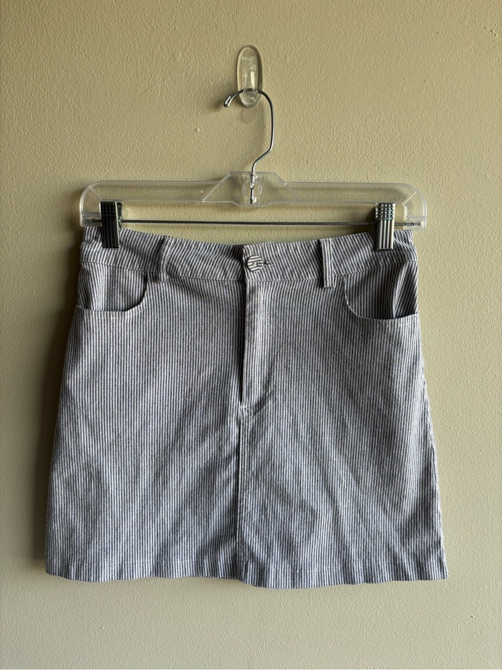 Forever 21 Gray and White Pinstripe Mini Skirt Size M